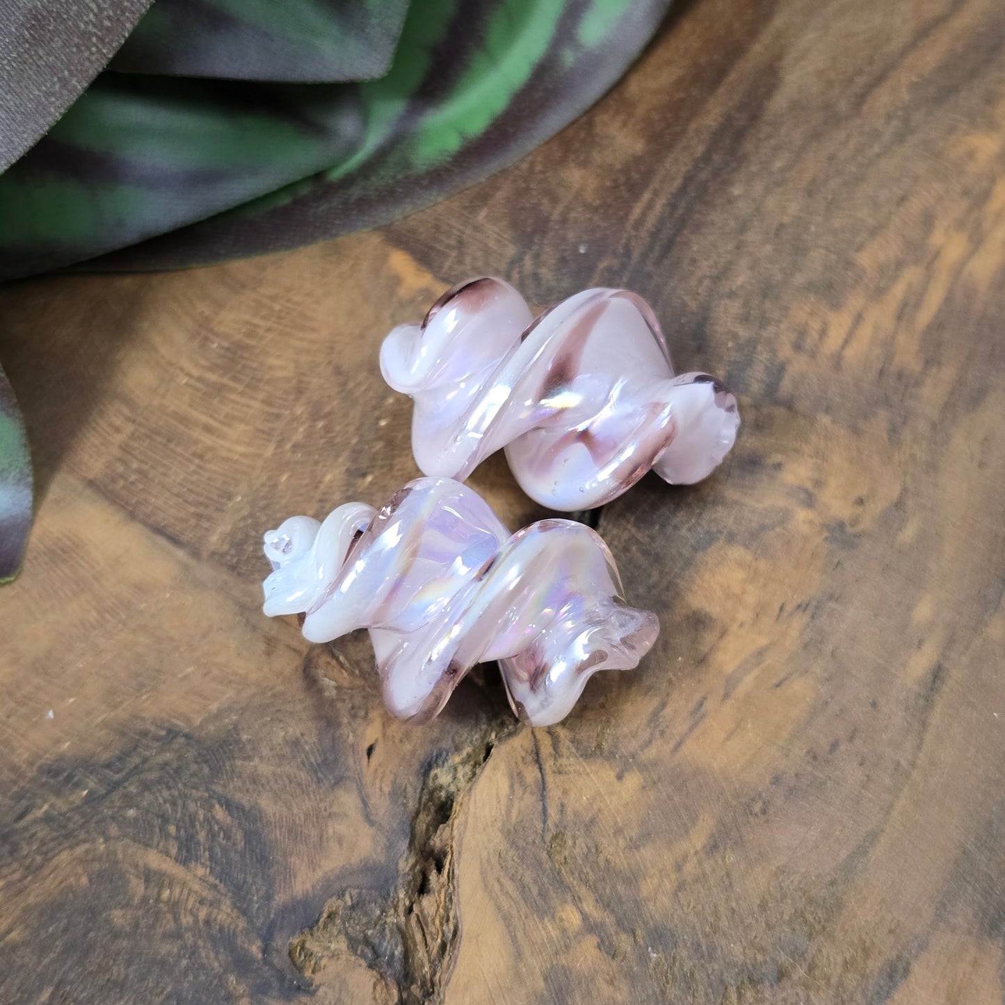2 gedrehte Glasperlen 25x17mm mit Oberflächenveredelung. Stilvolles Material für Schmuckherstellung – ideal für Ketten, Armbänder oder Ohrringe.