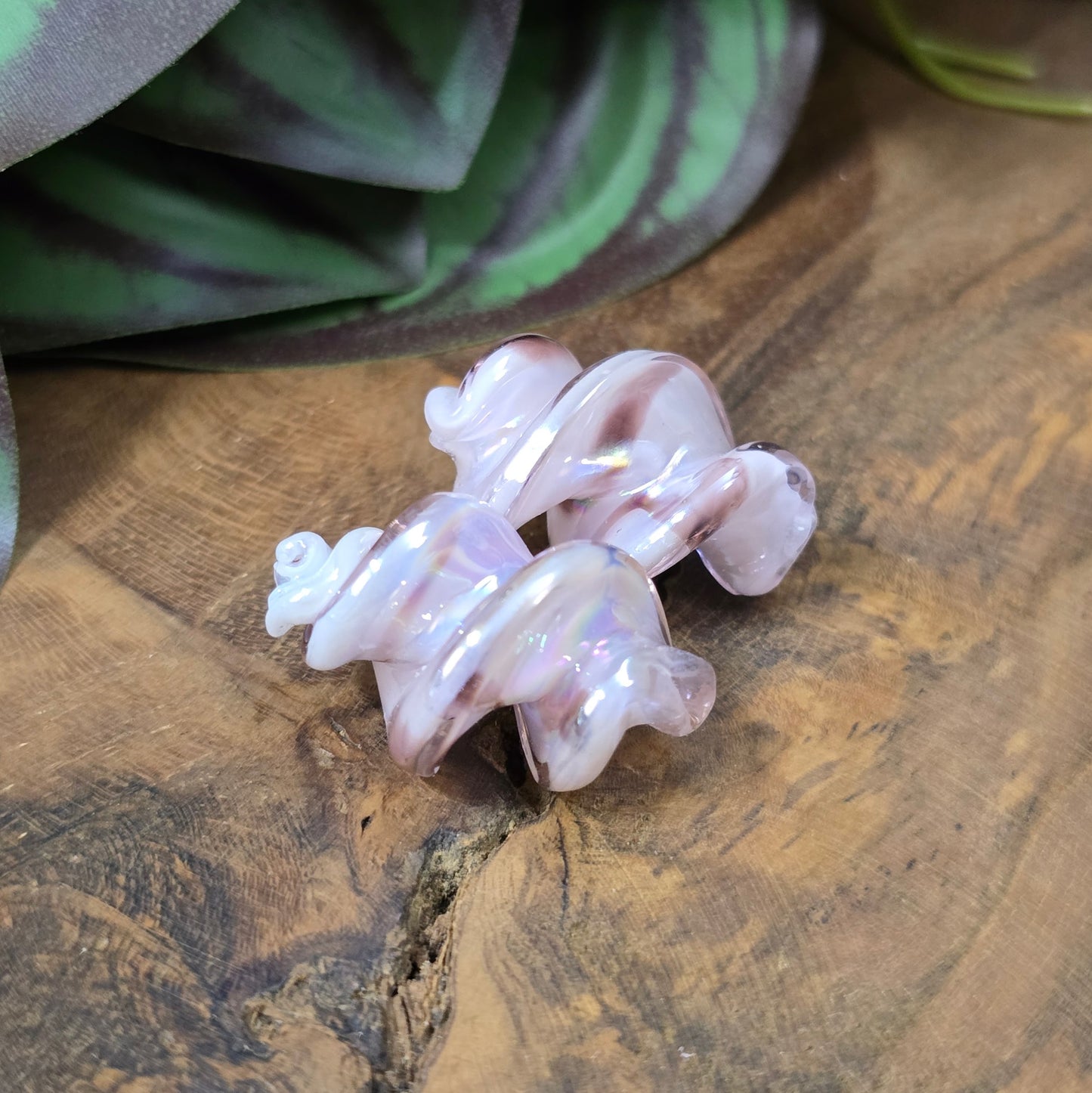 2 gedrehte Glasperlen 25x17mm mit Oberflächenveredelung. Stilvolles Material für Schmuckherstellung – ideal für Ketten, Armbänder oder Ohrringe.