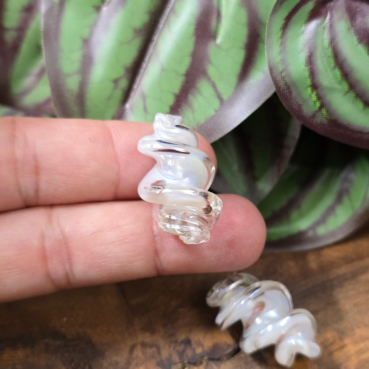 2 gedrehte Glasperlen 25x17mm mit Oberflächenveredelung. Stilvolles Material für Schmuckherstellung – ideal für Ketten, Armbänder oder Ohrringe.