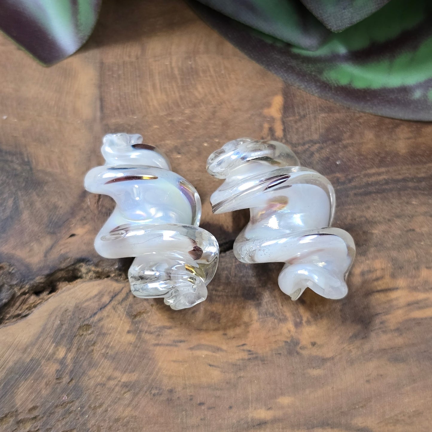 2 gedrehte Glasperlen 25x17mm mit Oberflächenveredelung. Stilvolles Material für Schmuckherstellung – ideal für Ketten, Armbänder oder Ohrringe.