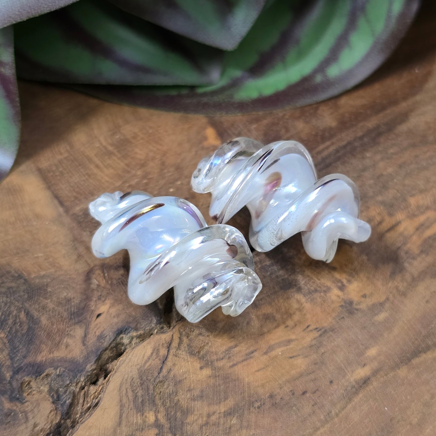 2 gedrehte Glasperlen 25x17mm mit Oberflächenveredelung. Stilvolles Material für Schmuckherstellung – ideal für Ketten, Armbänder oder Ohrringe.