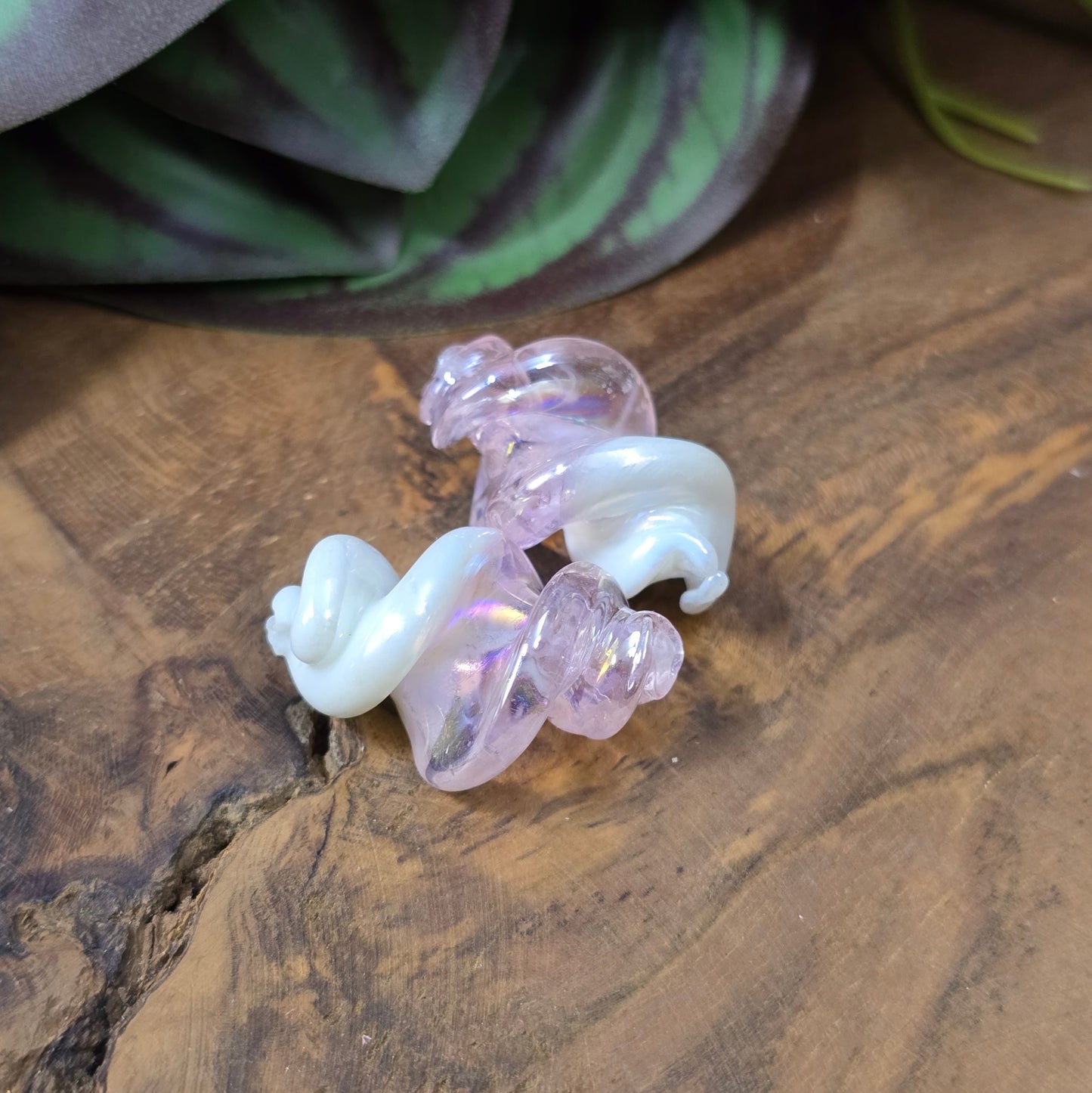 2 gedrehte Glasperlen 25x17mm mit Oberflächenveredelung. Stilvolles Material für Schmuckherstellung – ideal für Ketten, Armbänder oder Ohrringe.