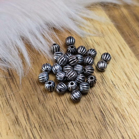25 gerillte antik silberfarbene Spacer-Perlen – 3,5 mm – ideal für Ketten, Armbänder, Ohrringe. Perfekt als Abstandshalter oder Akzentperle für DIY-Schmuckprojekte.