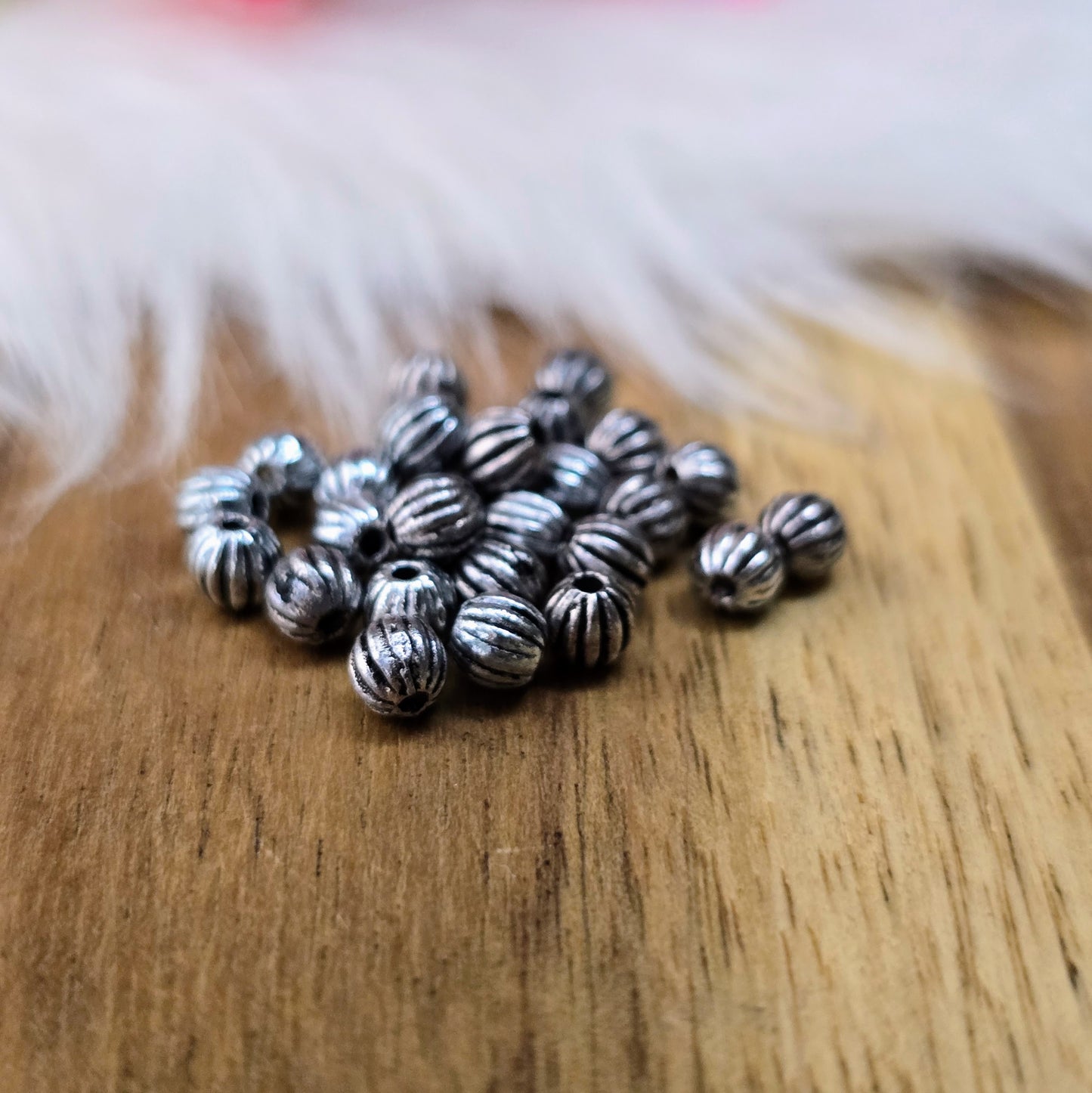 25 gerillte antik silberfarbene Spacer-Perlen – 3,5 mm – ideal für Ketten, Armbänder, Ohrringe. Perfekt als Abstandshalter oder Akzentperle für DIY-Schmuckprojekte.
