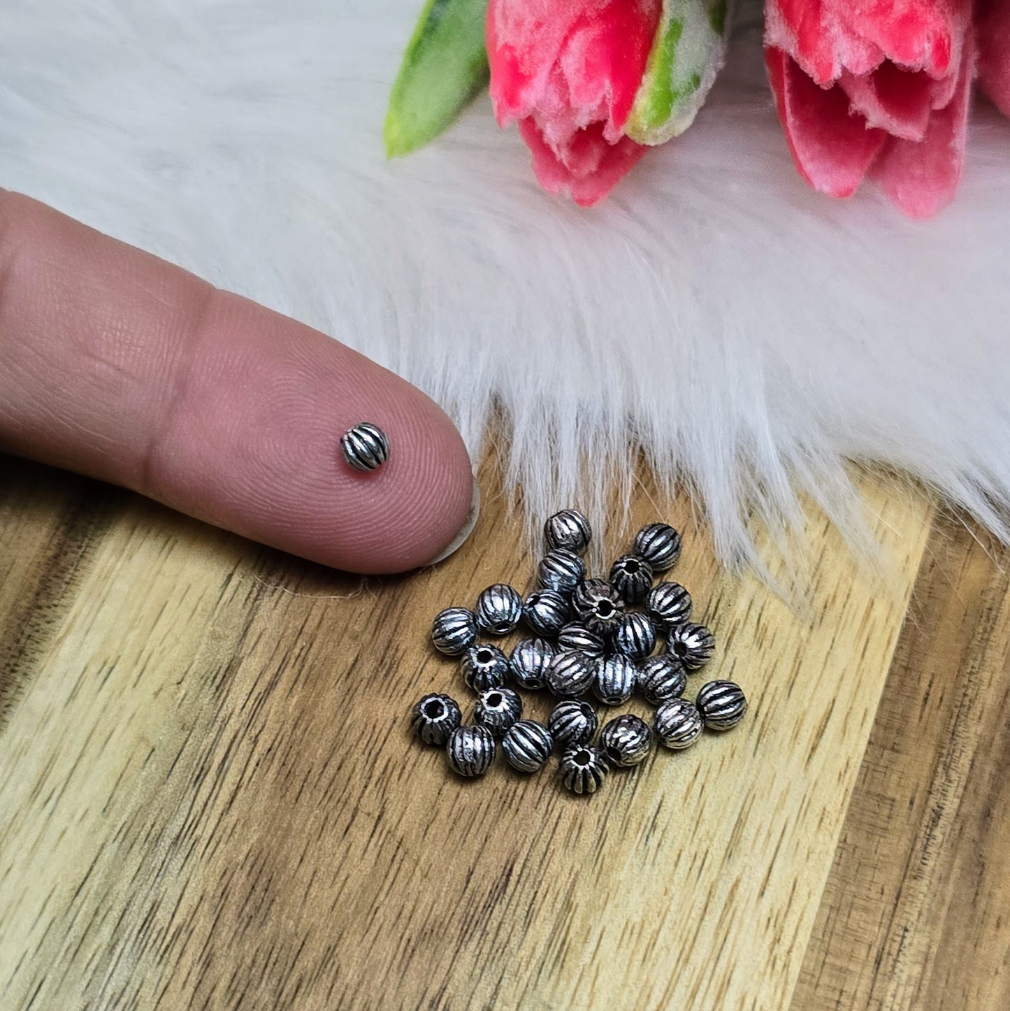 25 gerillte antik silberfarbene Spacer-Perlen – 3,5 mm – ideal für Ketten, Armbänder, Ohrringe. Perfekt als Abstandshalter oder Akzentperle für DIY-Schmuckprojekte.