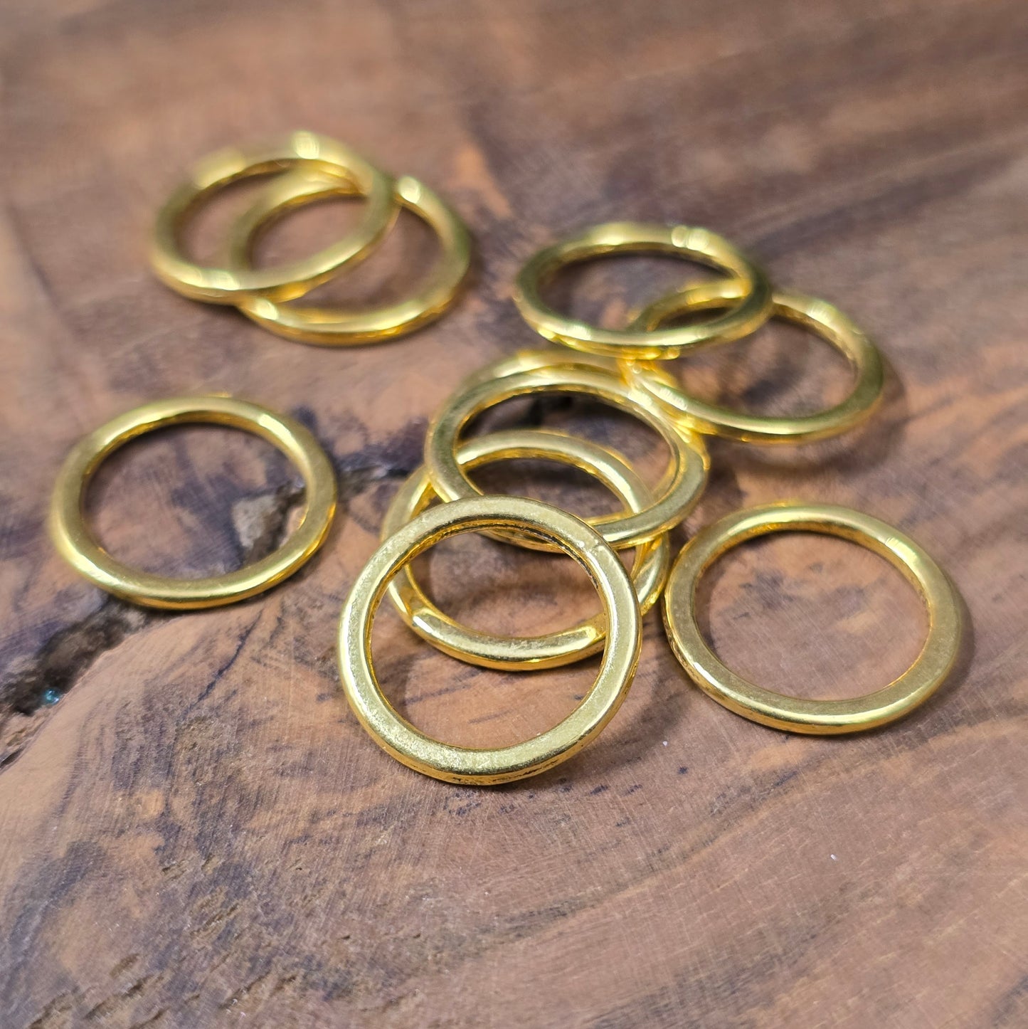 10 geschlossene goldene Verbindungsringe 14,5mm, stabil, Schmuckzubehör für DIY-Schmuck, Ketten, Ohrringe, Armbänder und kreative Projekte.