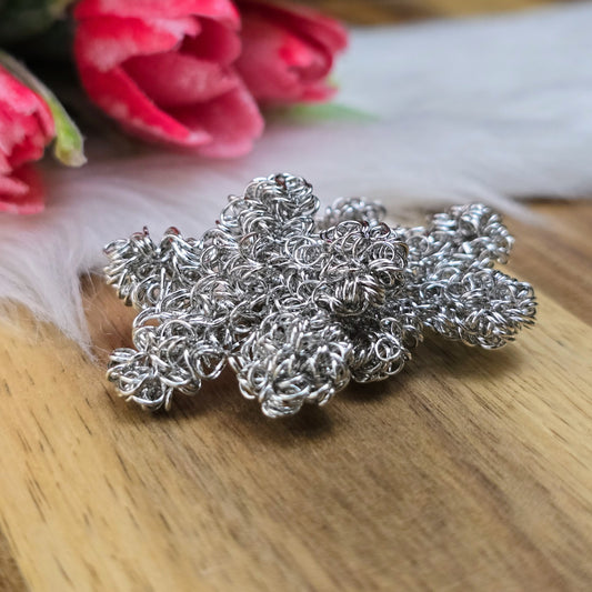 Blumenförmige gewickelte Drahtperlen (2 Stück) aus silberfarbenem Metall – ca. 28 x 29 mm – für DIY-Schmuck, Armbänder & Dekoration – mit Lücken für Draht oder Kettelstifte.