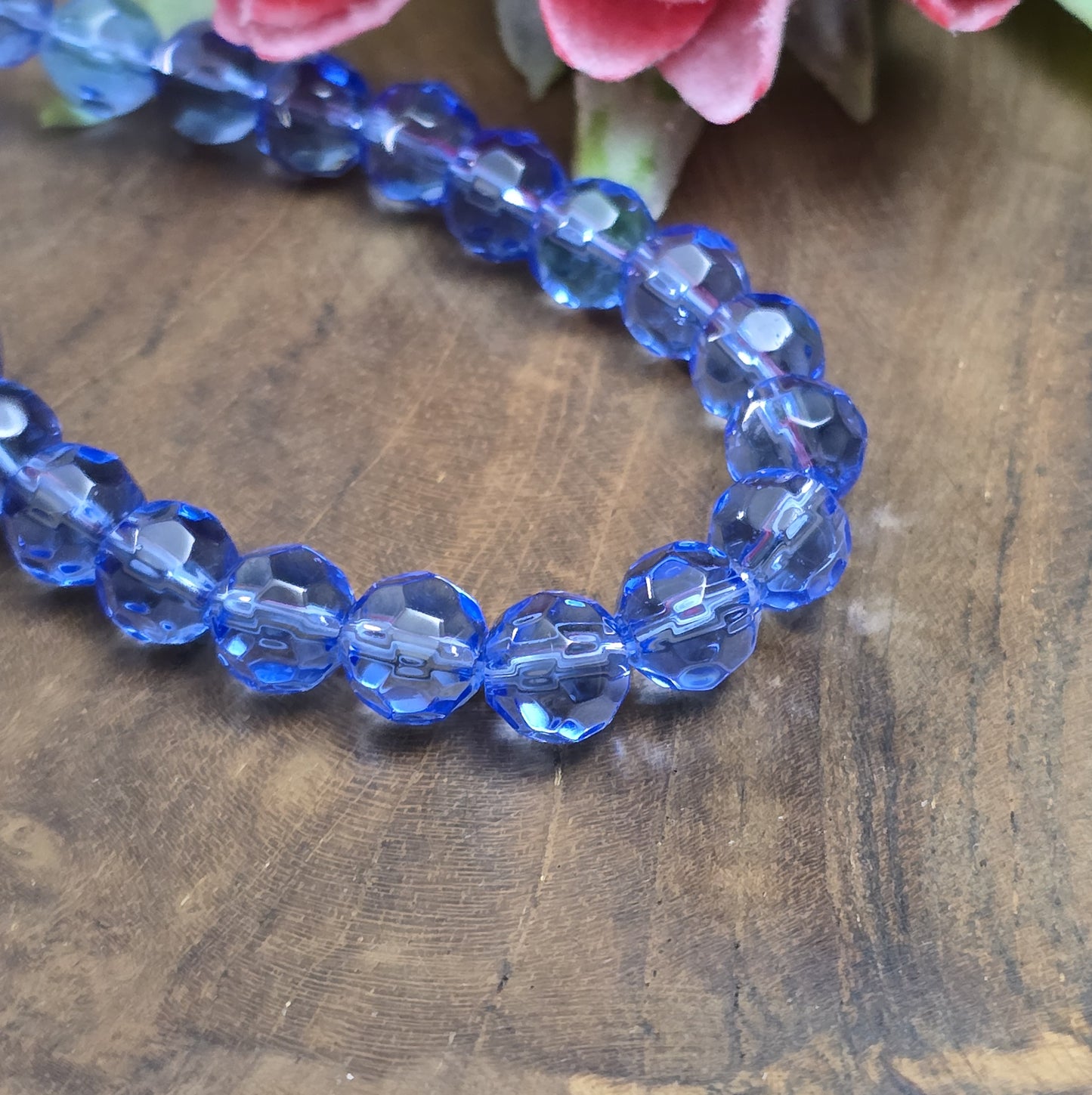 Transparent blaue Glasperlen mit facettierter Oberfläche – Perfekt für dezente Schmuckstücke
Diese eleganten Glasperlen in transparenter Optik überzeugen mit ihrer facettierten Oberfläche. Hergestellt im Pressverfahren, funkeln sie zwar nicht wie böhmische oder österreichische Kristallglasperlen, aber sie bieten dennoch einen dezenten Schimmer, der das Licht bei jeder Bewegung sanft reflektiert. Ideal für Schmuckdesigns, die subtil und dennoch stilvoll wirken sollen.