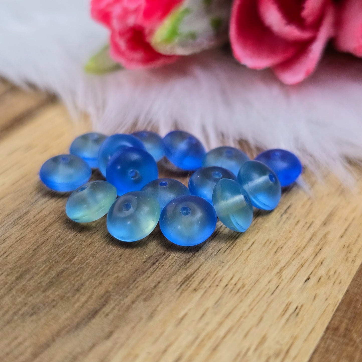 15 hochwertige Ufo-Perlen aus böhmischem Glas in changierendem Lagunenblau-Grün – ideal für DIY-Ketten, Armbänder und Ohrringe. Maße: 7,4 x 4,2 mm – handmade look!