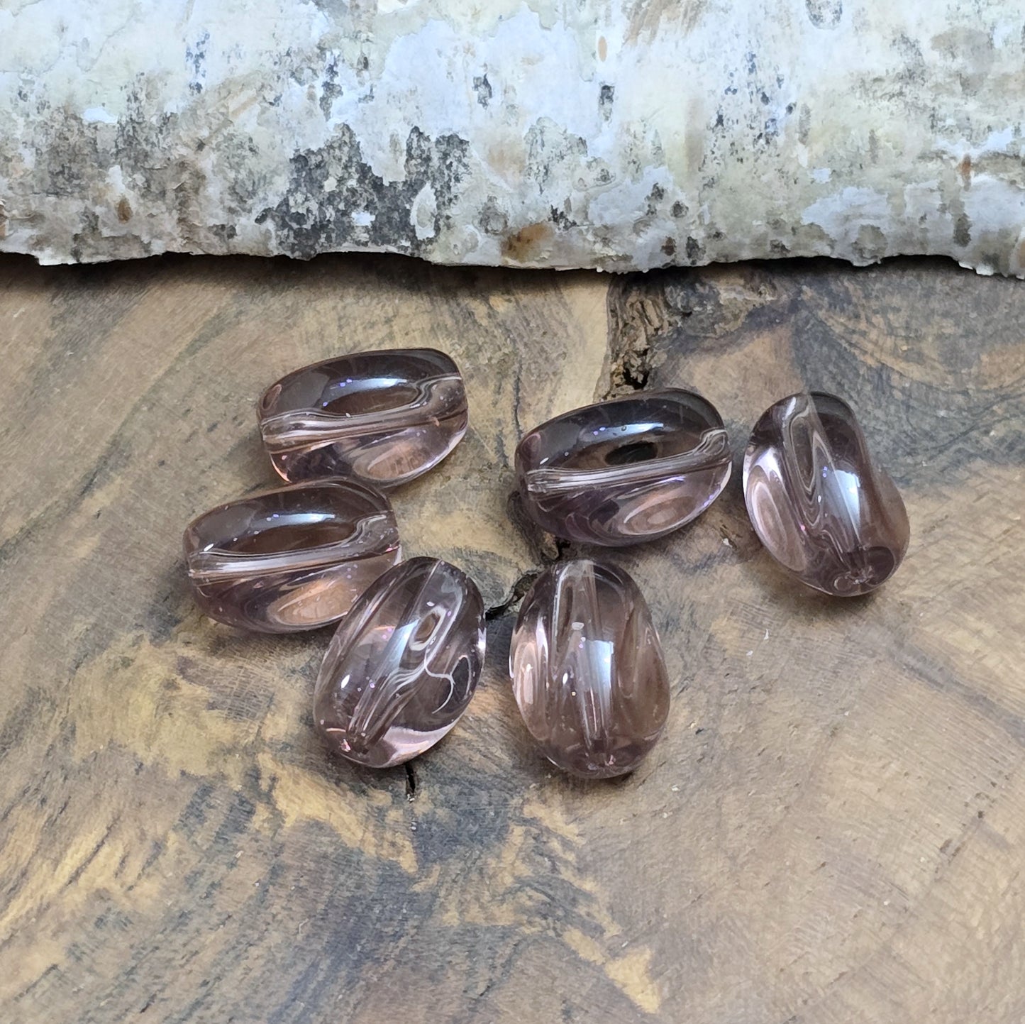 Das Bild 12 transparente Glasperlen in Nuggetform – Amethyst – 13mm – Für strahlende Schmuckkreationen