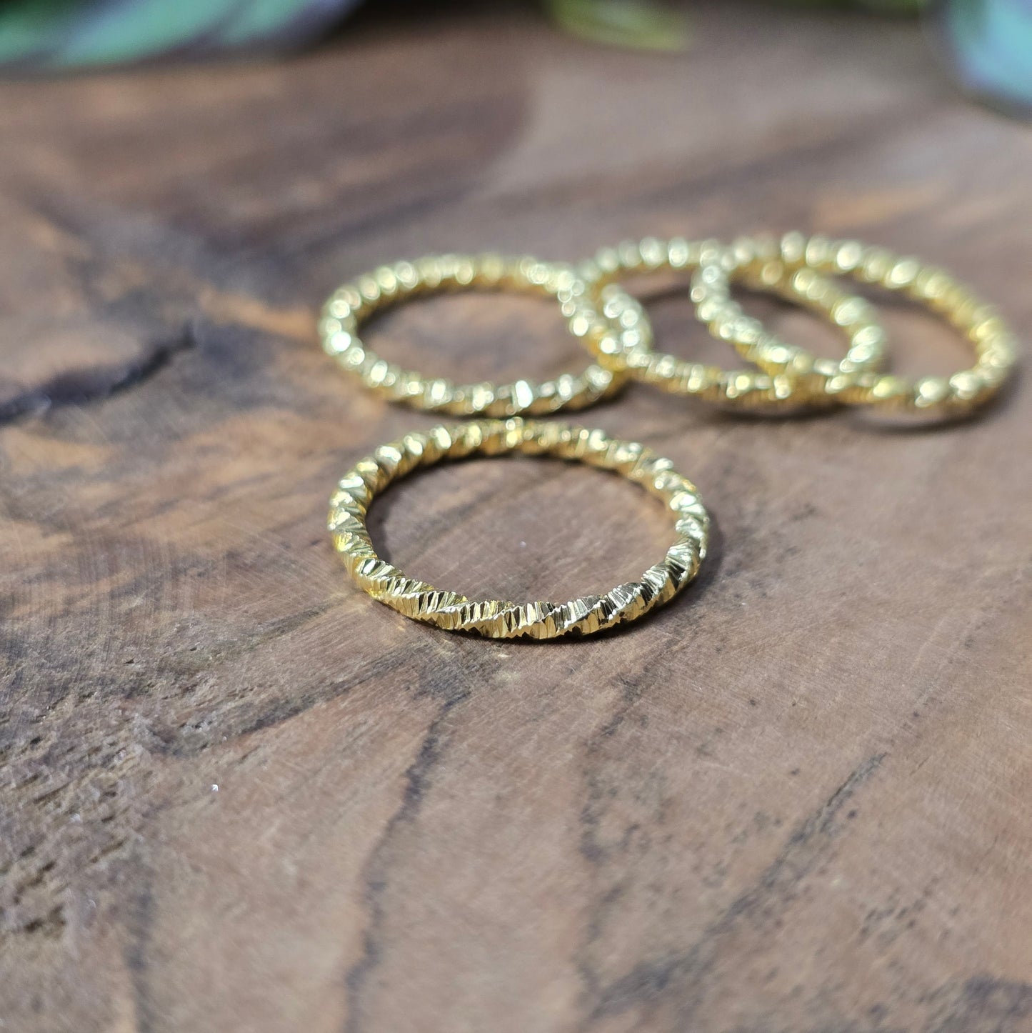 4 goldfarbene, diamantierte Verbindungsringe 20 mm, geschlossen, für Schmuckdesign, Ketten, Ohrringe und kreative Projekte.