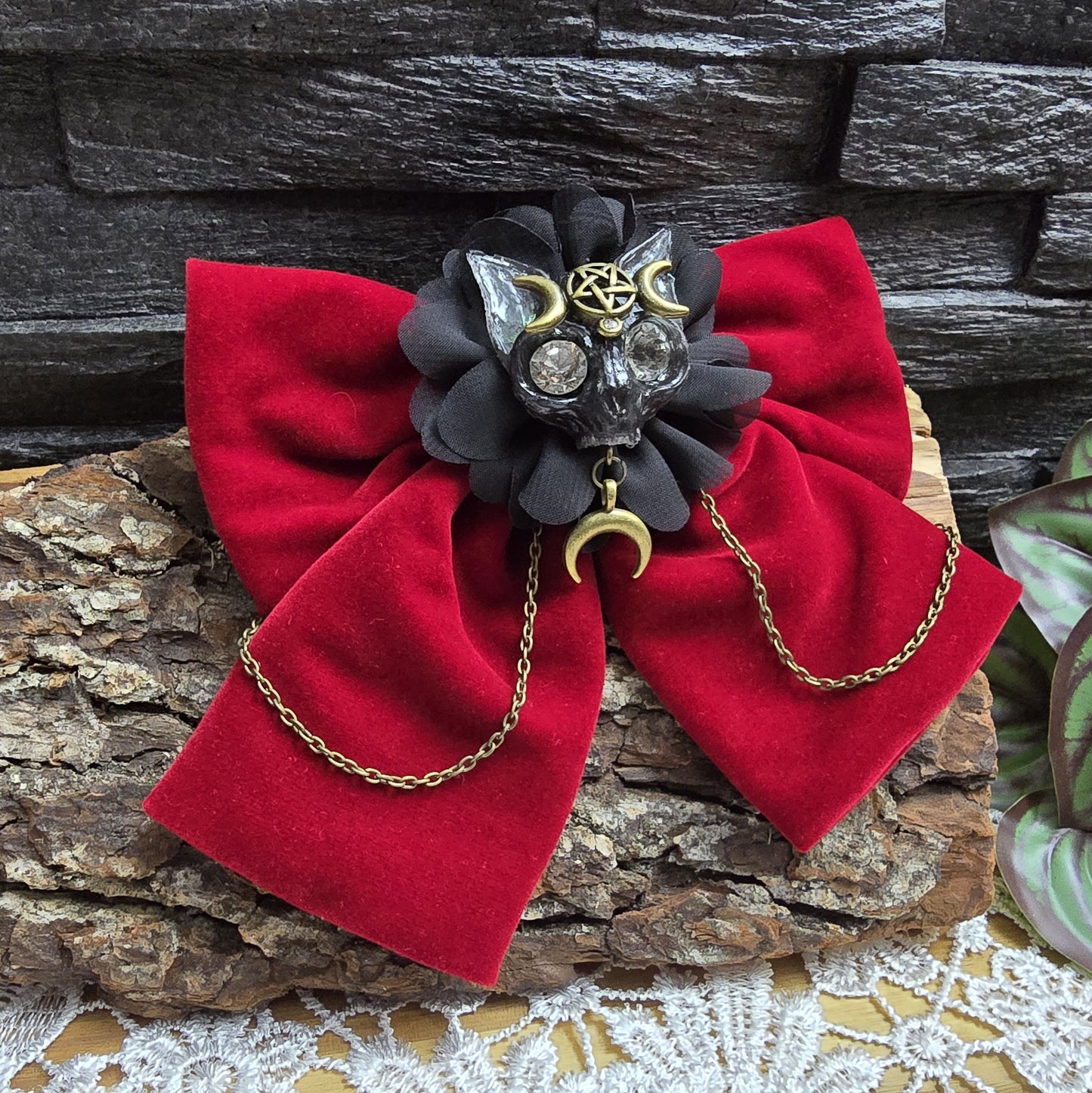 Das Bild zeigt eine aufregende Gothic Haarspange Fledermaus Triple Moon, dunkelroter Samt & Kettchen
Mystik und Eleganz: Haarspange Fledermaus Triple Moon 🌙🦇
Diese außergewöhnliche Haarspange vereint die Magie des Nachthimmels mit der geheimnisvollen Symbolik der Triple Moon und der Eleganz einer Fledermaus.