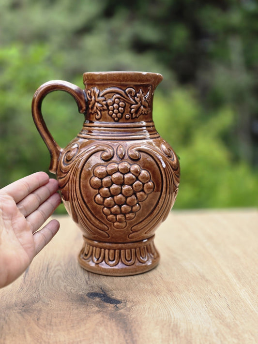 Vintage Gräfenroda Weinkrug Modell 1132 mit brauner Glasur, bauchiger Silhouette, Ausgießer, Henkel und dekorativem Relief aus Weintrauben.