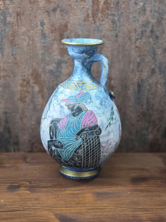 Vintage Keramikkanne mit bauchiger Form, blau marmorierter Oberfläche, Goldakzenten und farbigem Figurenmotiv auf Holztisch