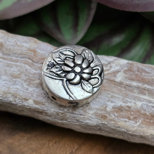 Große Münzperle 21mm, galvanisierter Kunststoff CCB, antik silber, beidseitig mit Blume geprägt. Leicht & ideal für Schmuck, Anhänger, Y-Ketten & Trachtenstyle.