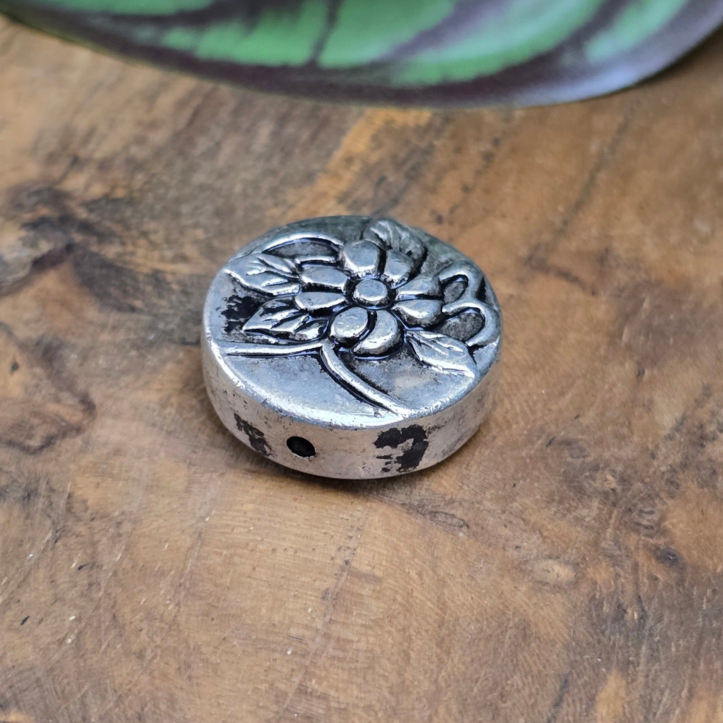 Große Münzperle 21mm, galvanisierter Kunststoff CCB, antik silber, beidseitig mit Blume geprägt. Leicht & ideal für Schmuck, Anhänger, Y-Ketten & Trachtenstyle.