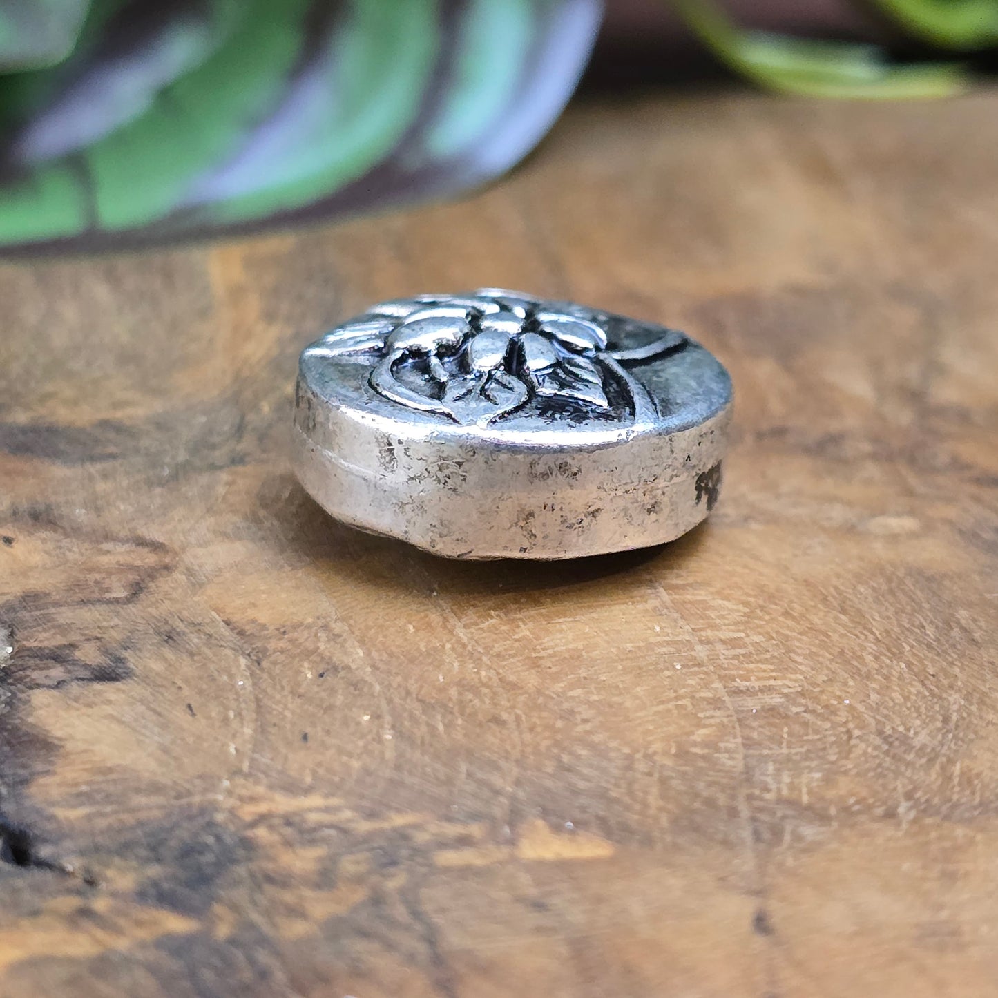 Große Münzperle 21mm, galvanisierter Kunststoff CCB, antik silber, beidseitig mit Blume geprägt. Leicht & ideal für Schmuck, Anhänger, Y-Ketten & Trachtenstyle.
