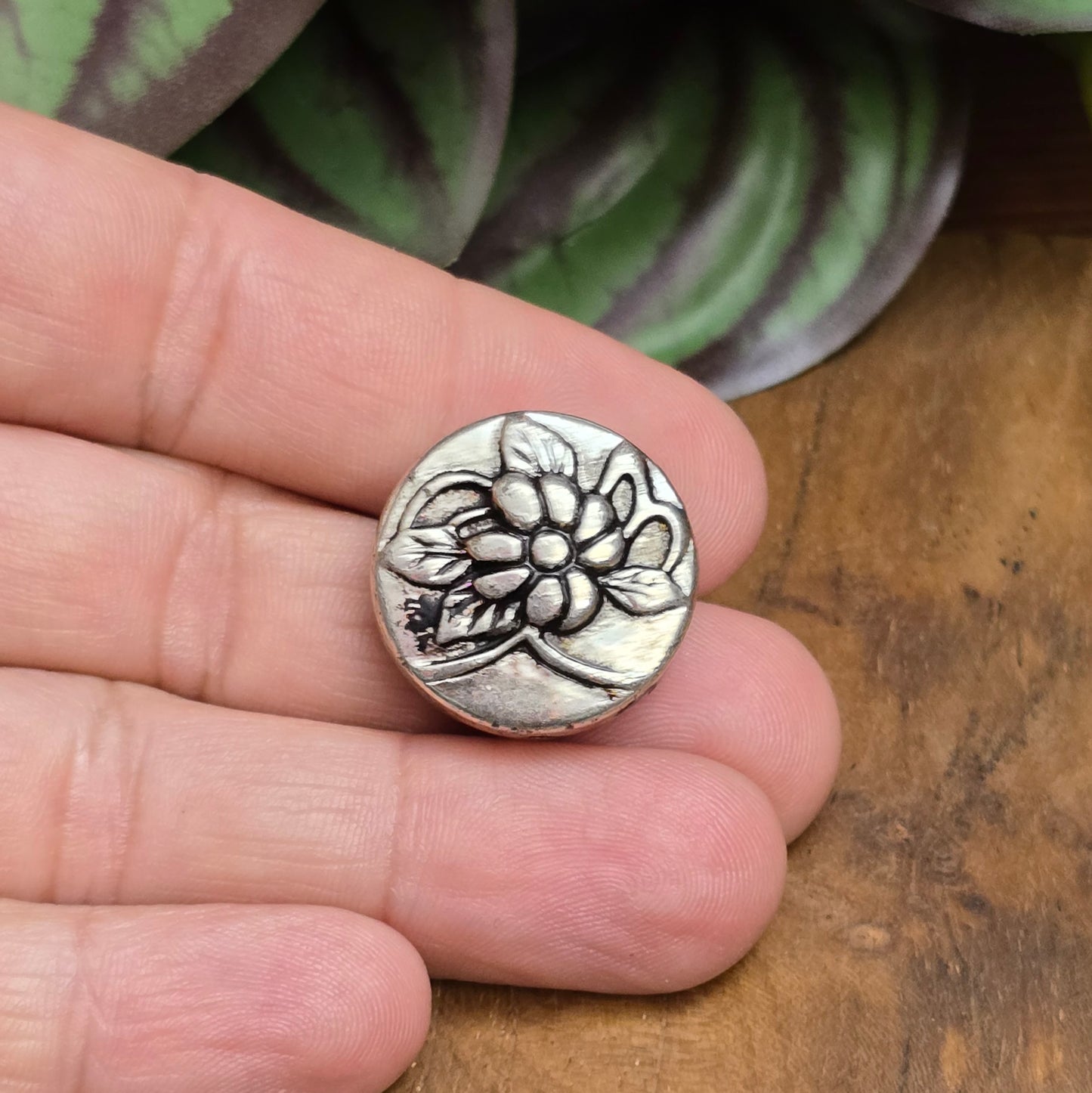 Große Münzperle 21mm, galvanisierter Kunststoff CCB, antik silber, beidseitig mit Blume geprägt. Leicht & ideal für Schmuck, Anhänger, Y-Ketten & Trachtenstyle.