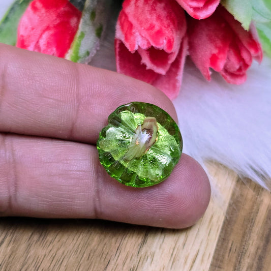 2 handgefertigte Glasperlen aus Indien in Linsenform – grün transparent mit Silberfolie. Ideal für DIY-Ketten, Armbänder & Accessoires mit exotischem Glanz.