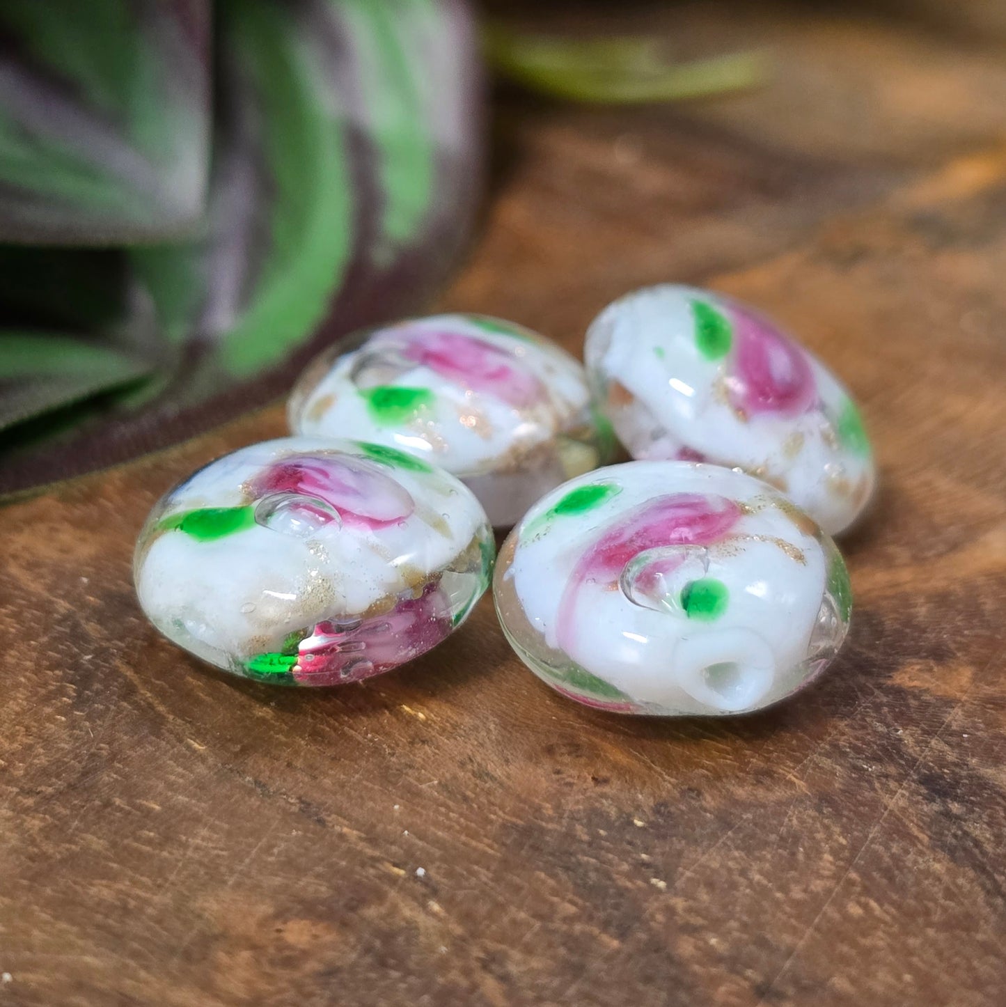 4 handgefertigte Glasperlen in Linsenform (14 mm) mit zartem Röschenmotiv – perfekt für romantische DIY-Schmuckideen & Vintage-Designs.