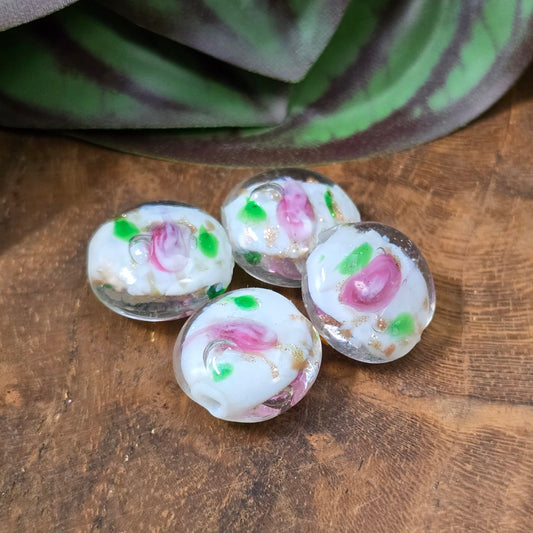 4 handgefertigte Glasperlen in Linsenform (14 mm) mit zartem Röschenmotiv – perfekt für romantische DIY-Schmuckideen & Vintage-Designs.