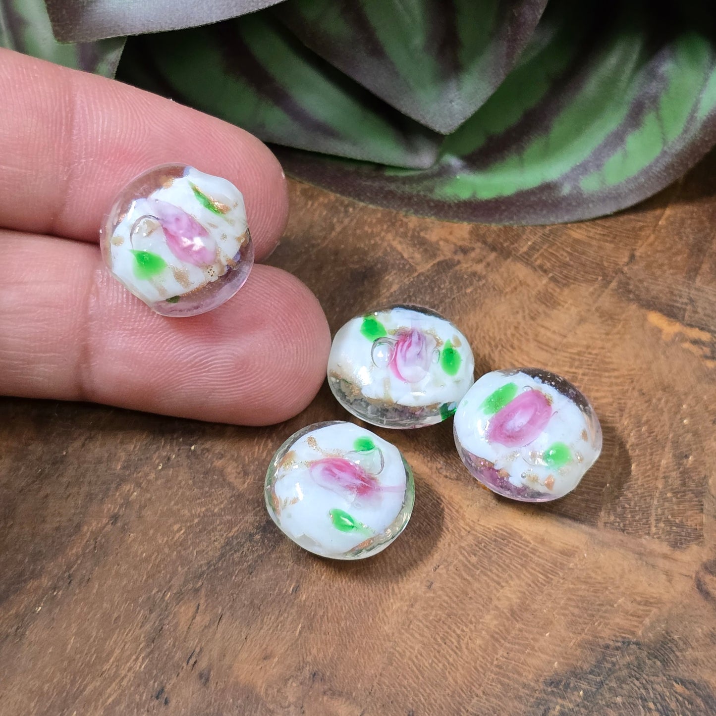 4 handgefertigte Glasperlen in Linsenform (14 mm) mit zartem Röschenmotiv – perfekt für romantische DIY-Schmuckideen & Vintage-Designs.