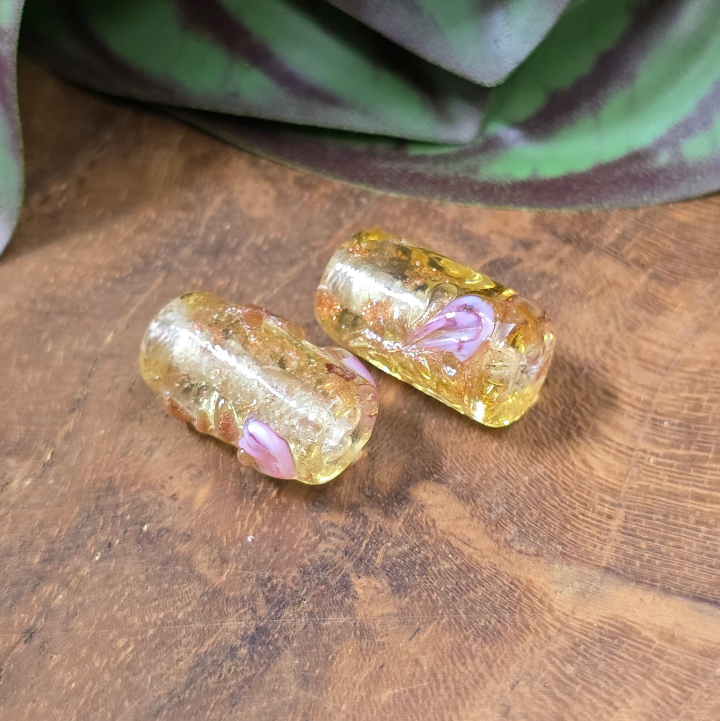 4 handgefertigte Glasperlen in Walzenform (16 mm), honigfarben mit Rosa-Röschen & Glitzer – ideal für romantischen DIY-Schmuck im Landhausstil.