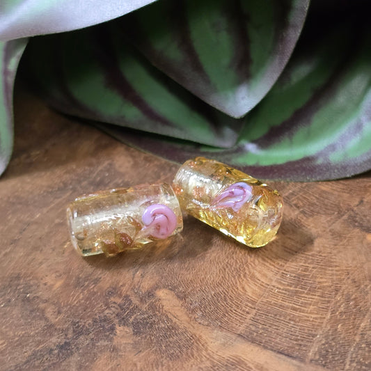 4 handgefertigte Glasperlen in Walzenform (16 mm), honigfarben mit Rosa-Röschen & Glitzer – ideal für romantischen DIY-Schmuck im Landhausstil.