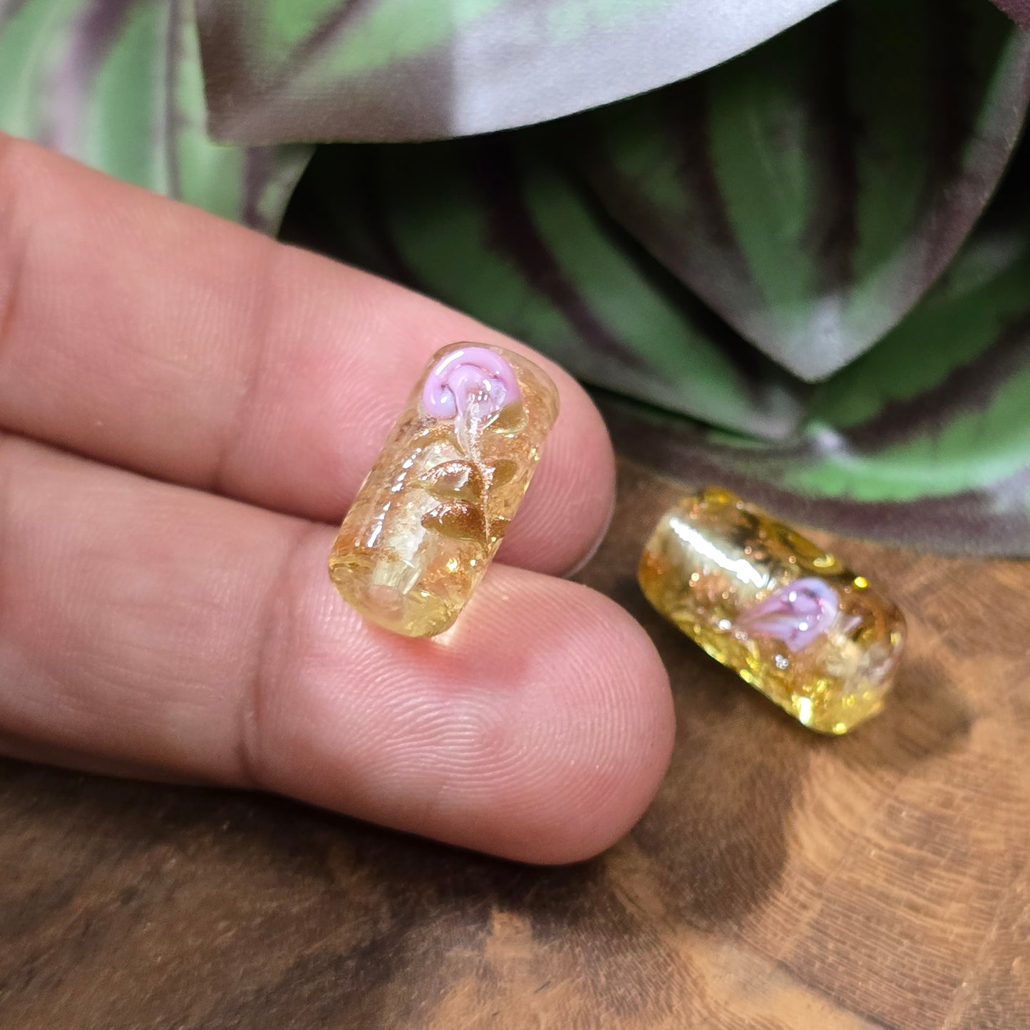 4 handgefertigte Glasperlen in Walzenform (16 mm), honigfarben mit Rosa-Röschen & Glitzer – ideal für romantischen DIY-Schmuck im Landhausstil.