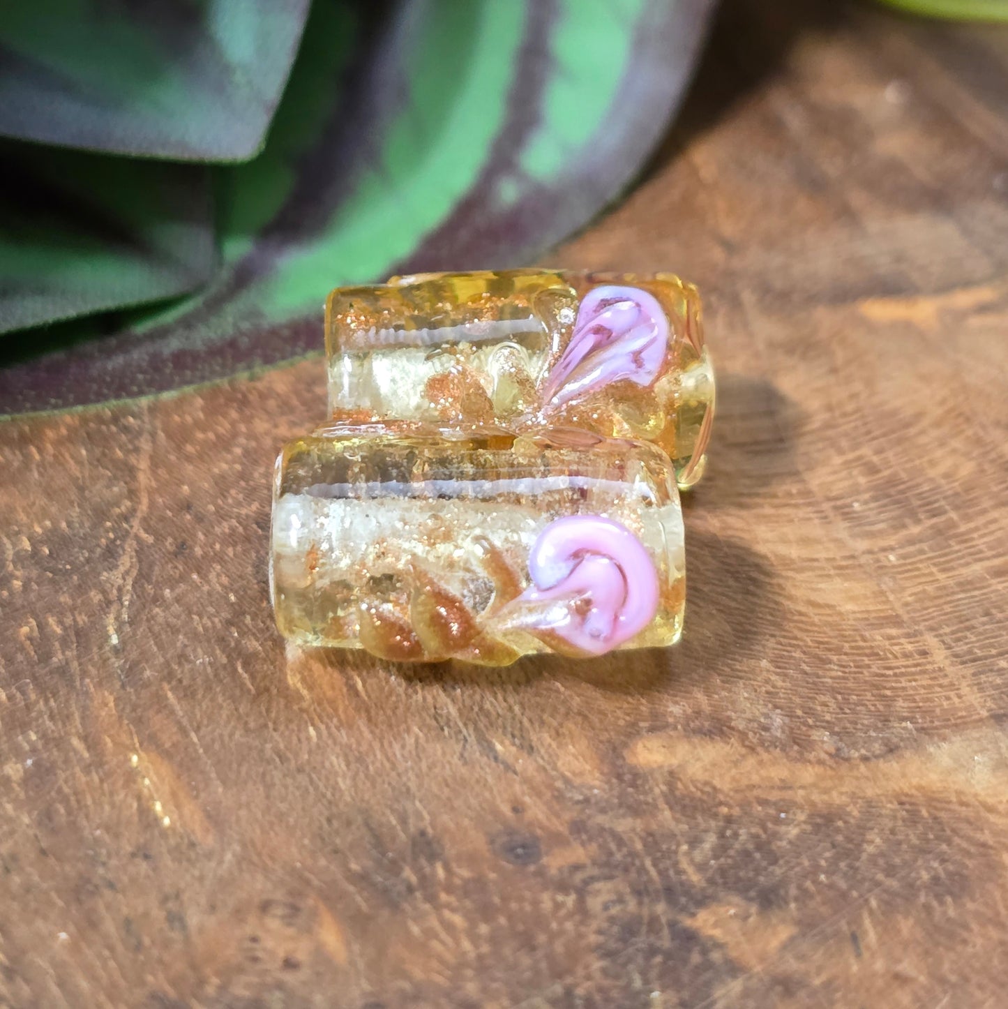 4 handgefertigte Glasperlen in Walzenform (16 mm), honigfarben mit Rosa-Röschen & Glitzer – ideal für romantischen DIY-Schmuck im Landhausstil.