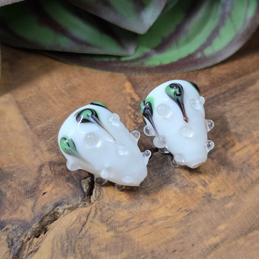 2 handgefertigte Lampwork-Glasperlen, Tropfenform mit Noppen & grünem Dekor. Einzigartiges Material für individuelle Schmuckherstellung.