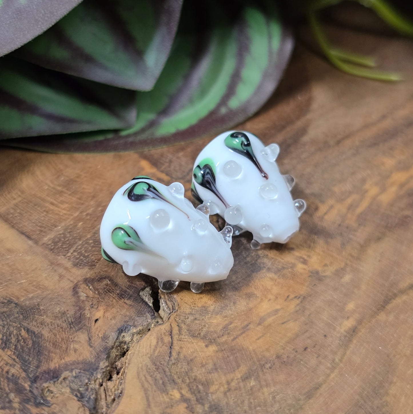 2 handgefertigte Lampwork-Glasperlen, Tropfenform mit Noppen & grünem Dekor. Einzigartiges Material für individuelle Schmuckherstellung.