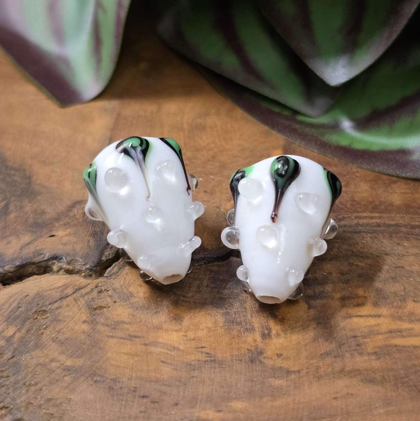2 handgefertigte Lampwork-Glasperlen, Tropfenform mit Noppen & grünem Dekor. Einzigartiges Material für individuelle Schmuckherstellung.