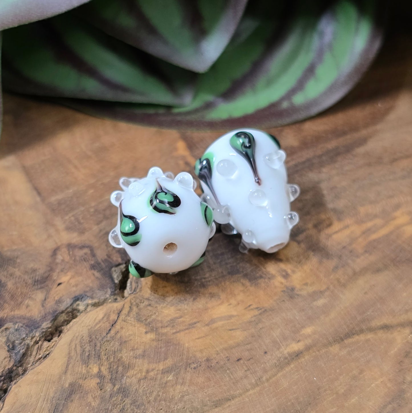 2 handgefertigte Lampwork-Glasperlen, Tropfenform mit Noppen & grünem Dekor. Einzigartiges Material für individuelle Schmuckherstellung.