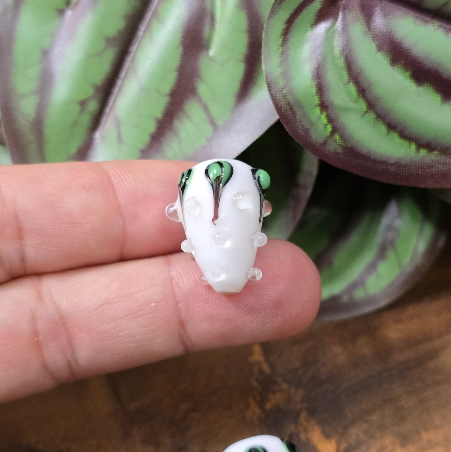 2 handgefertigte Lampwork-Glasperlen, Tropfenform mit Noppen & grünem Dekor. Einzigartiges Material für individuelle Schmuckherstellung.