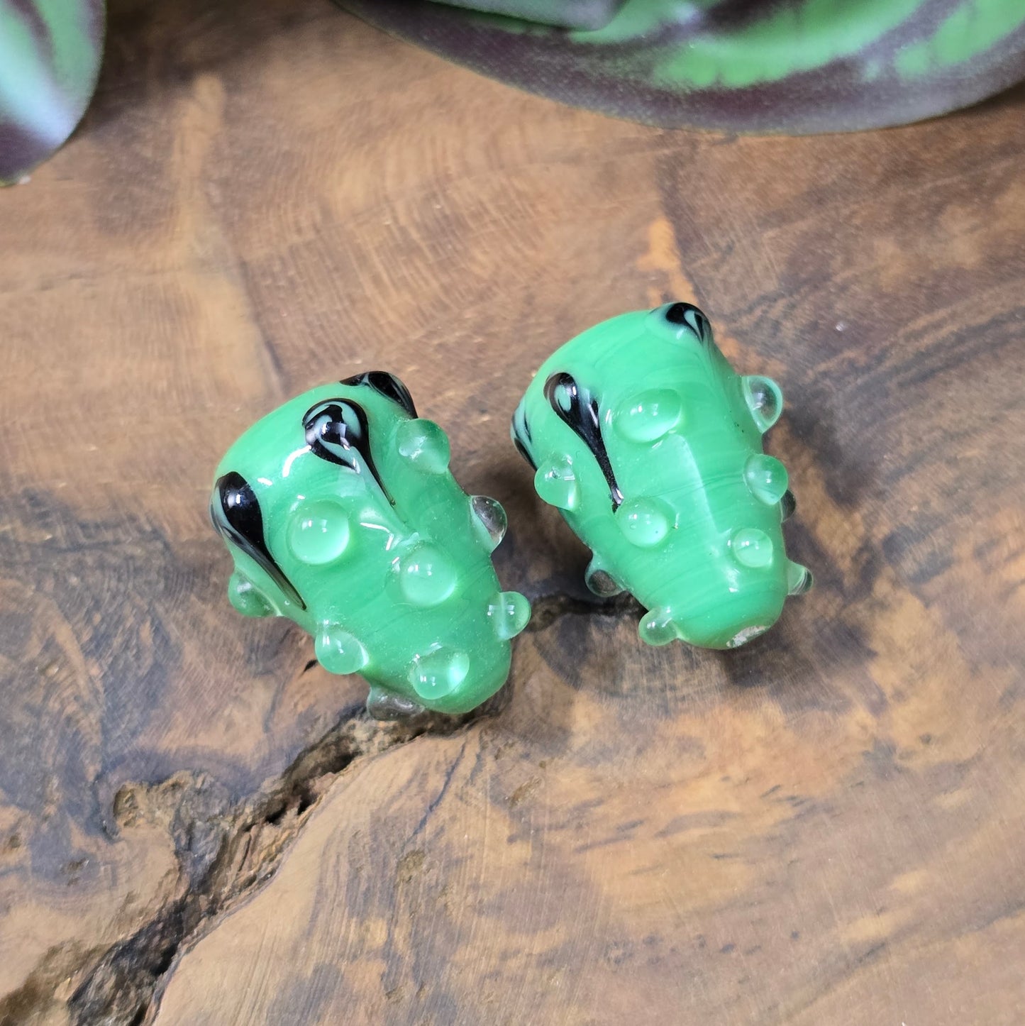 2 handgefertigte Lampwork-Glasperlen in Tropfenform, grün mit schwarzem Dekor. Einzigartiges Material mit Noppen für kreative Schmuckherstellung.