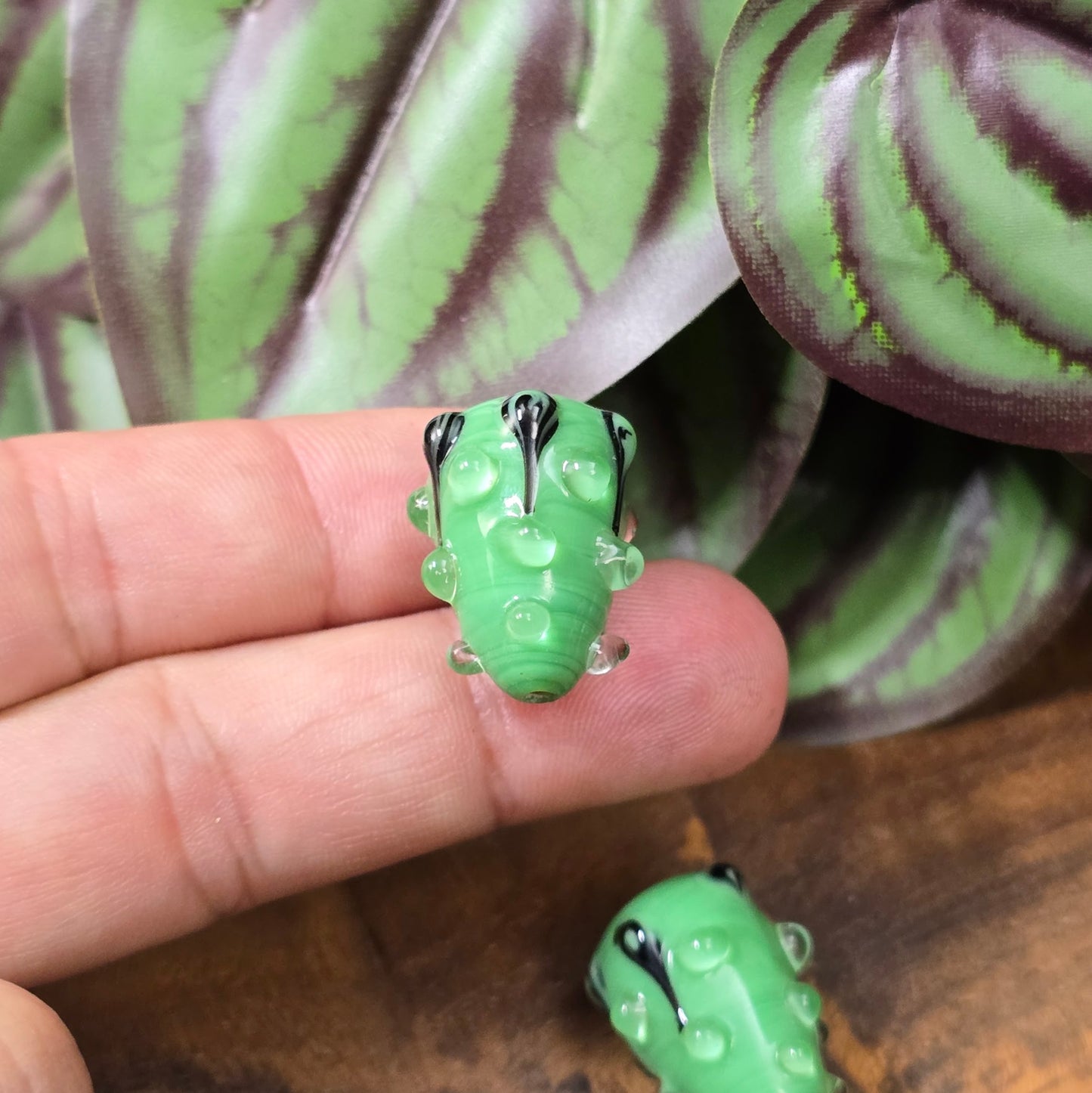 2 handgefertigte Lampwork-Glasperlen in Tropfenform, grün mit schwarzem Dekor. Einzigartiges Material mit Noppen für kreative Schmuckherstellung.