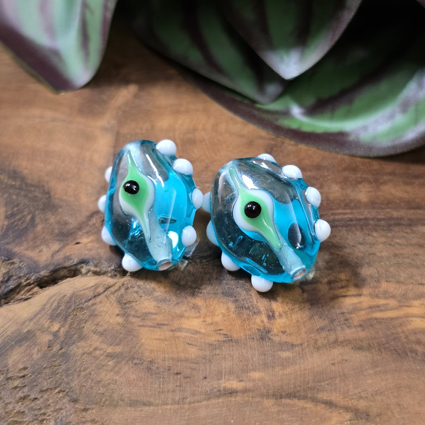 2 handgefertigte Lampwork-Glasperlen in Blau, Oval mit Noppen & Augenmotiv. Einzigartiges Material für kreative Schmuckherstellung.