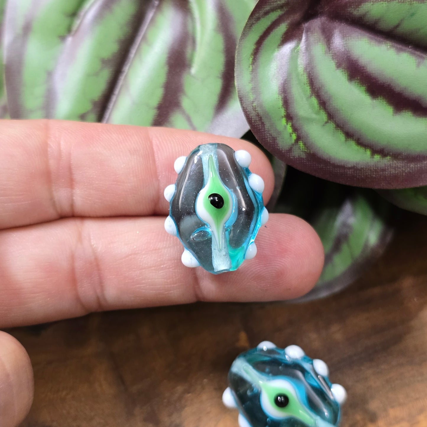 2 handgefertigte Lampwork-Glasperlen in Blau, Oval mit Noppen & Augenmotiv. Einzigartiges Material für kreative Schmuckherstellung.