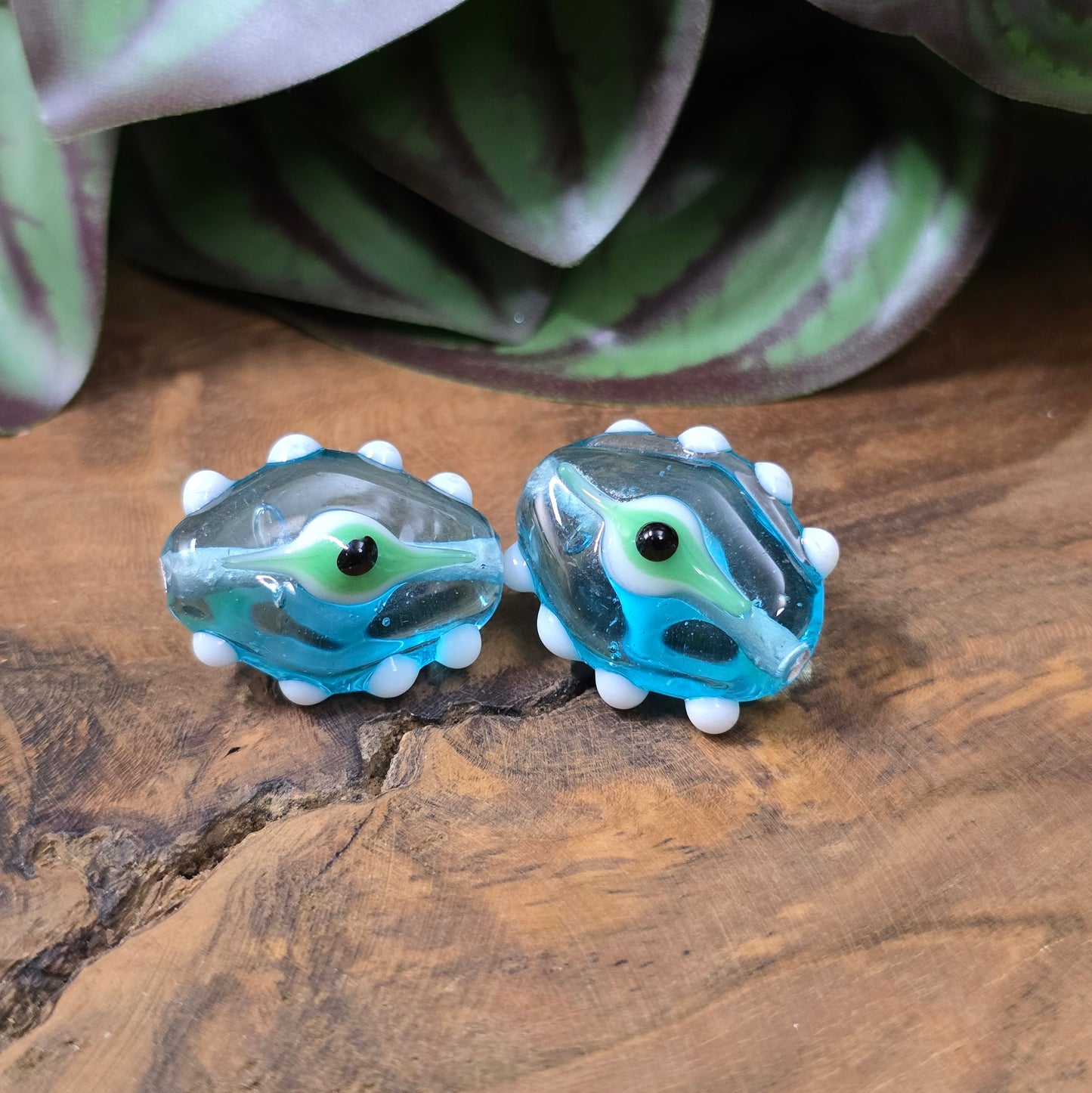 2 handgefertigte Lampwork-Glasperlen in Blau, Oval mit Noppen & Augenmotiv. Einzigartiges Material für kreative Schmuckherstellung.