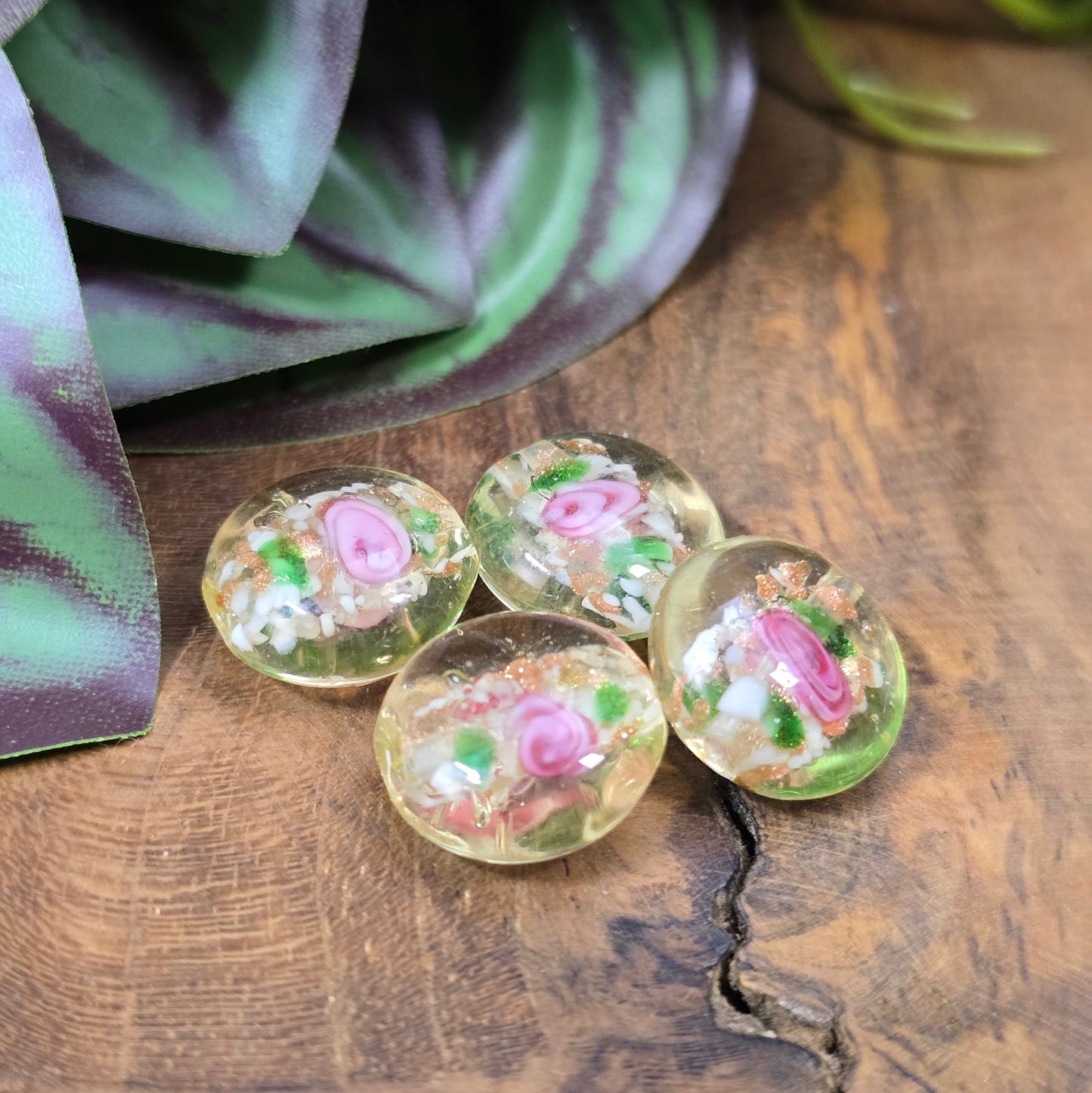 4 handgefertigte Linse-Glasperlen (14 mm), honigfarben mit Rosa-Röschen, Gold & Grün – für romantischen Schmuck im Landhaus- oder Vintage-Stil.