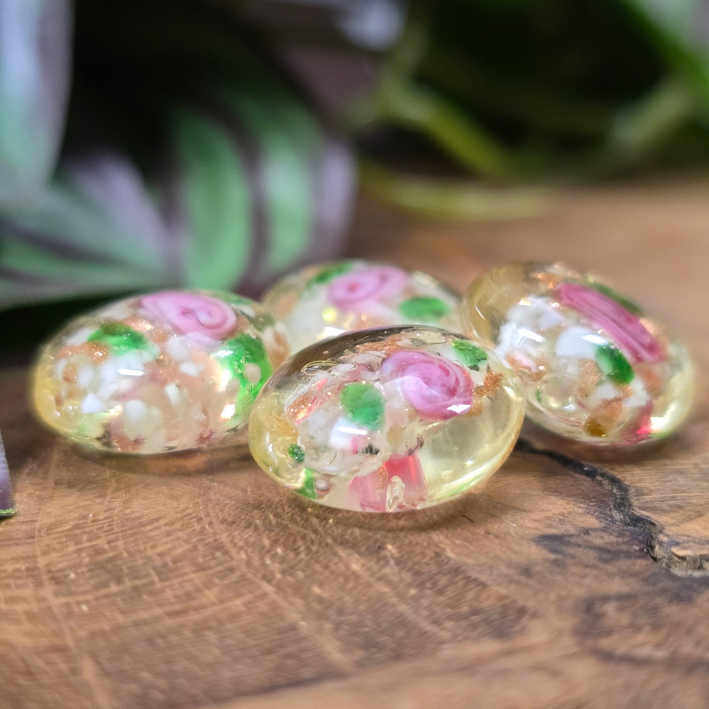 4 handgefertigte Linse-Glasperlen (14 mm), honigfarben mit Rosa-Röschen, Gold & Grün – für romantischen Schmuck im Landhaus- oder Vintage-Stil.