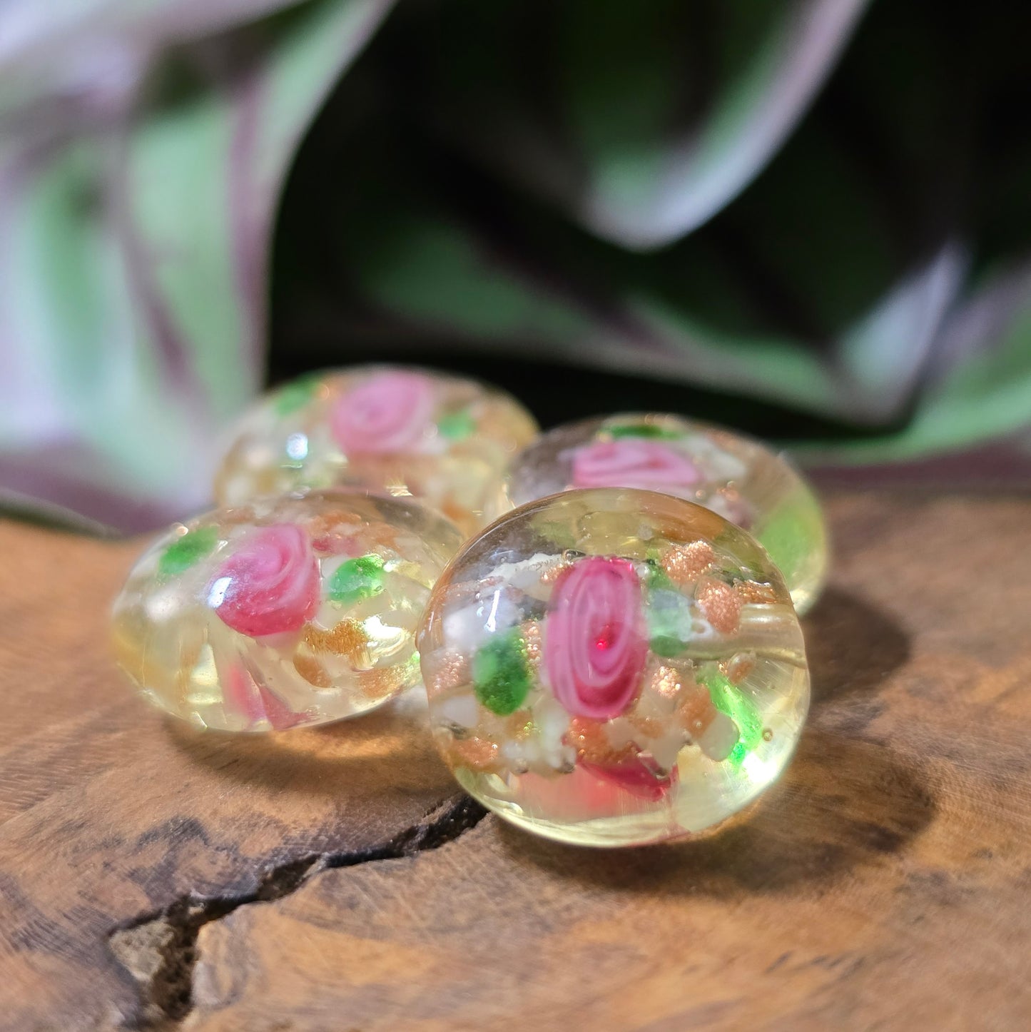 4 handgefertigte Linse-Glasperlen (14 mm), honigfarben mit Rosa-Röschen, Gold & Grün – für romantischen Schmuck im Landhaus- oder Vintage-Stil.