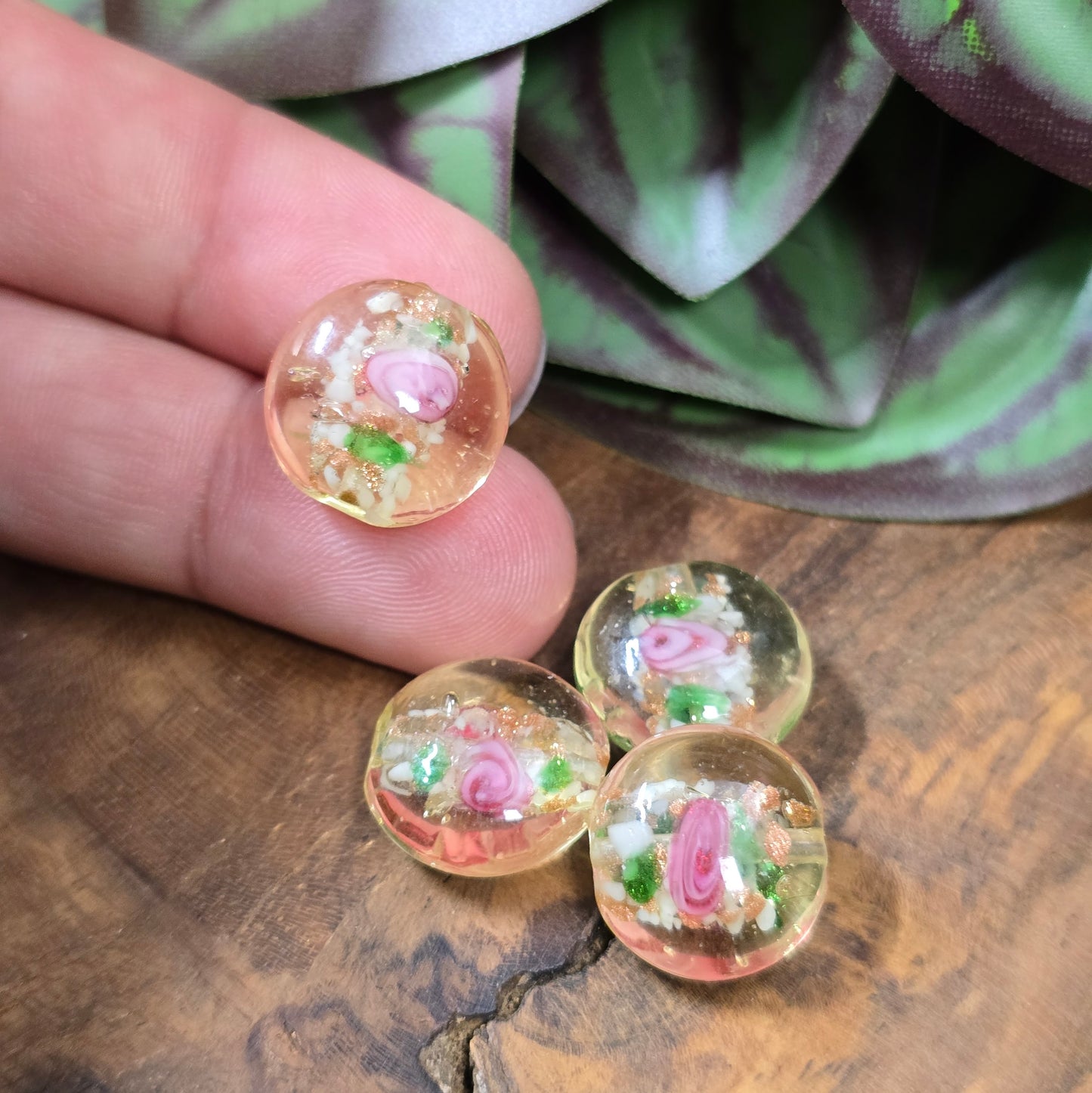 4 handgefertigte Linse-Glasperlen (14 mm), honigfarben mit Rosa-Röschen, Gold & Grün – für romantischen Schmuck im Landhaus- oder Vintage-Stil.