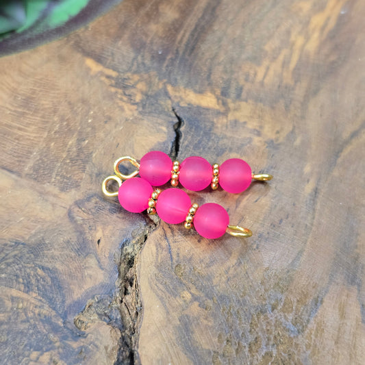 2 handgefertigte Schmuckverbinder, goldfarben mit pinken Acrylperlen, 27 mm – farbenfrohes Zubehör für kreative Ketten, Armbänder oder Ohrringe.