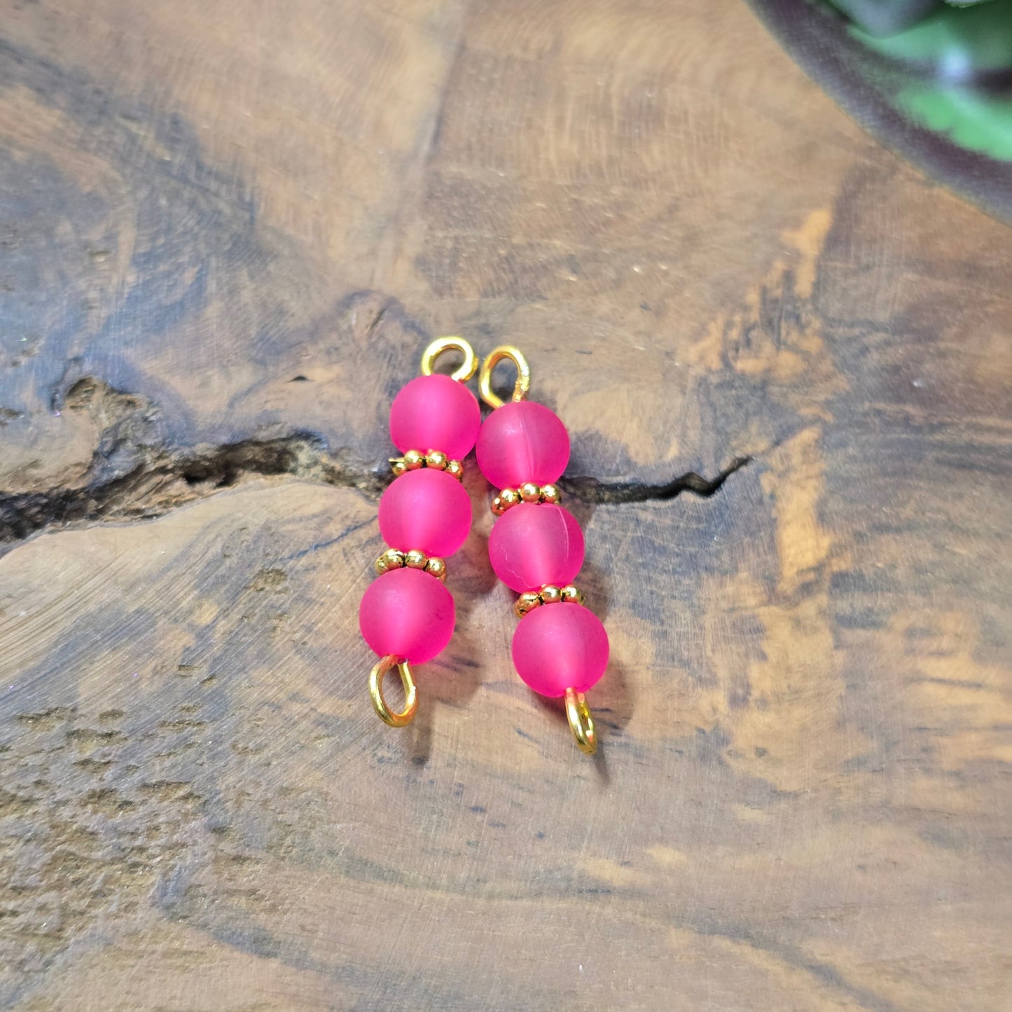 2 handgefertigte Schmuckverbinder, goldfarben mit pinken Acrylperlen, 27 mm – farbenfrohes Zubehör für kreative Ketten, Armbänder oder Ohrringe.