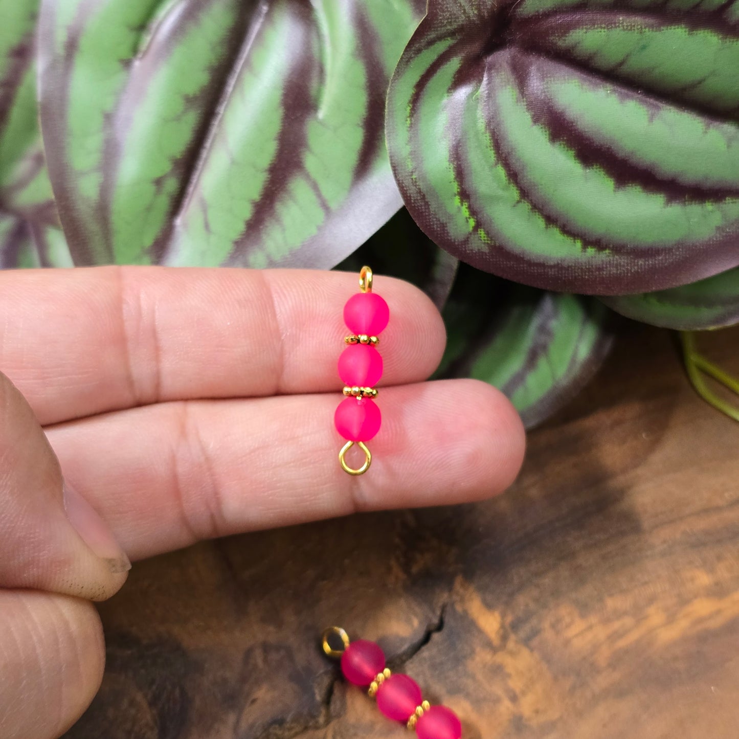 2 handgefertigte Schmuckverbinder, goldfarben mit pinken Acrylperlen, 27 mm – farbenfrohes Zubehör für kreative Ketten, Armbänder oder Ohrringe.