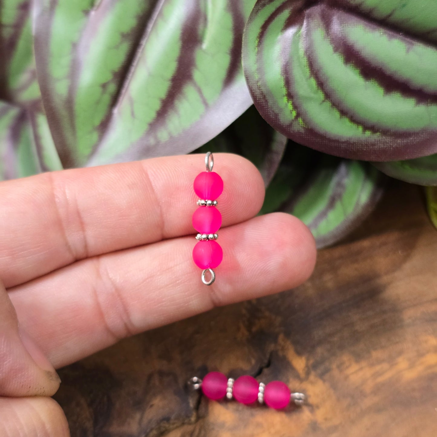 2 handgefertigte Schmuckverbinder, silberfarben mit pinken Acrylperlen, 27 mm – trendiges Zubehör für DIY-Armbänder, Ketten oder Ohrringe.