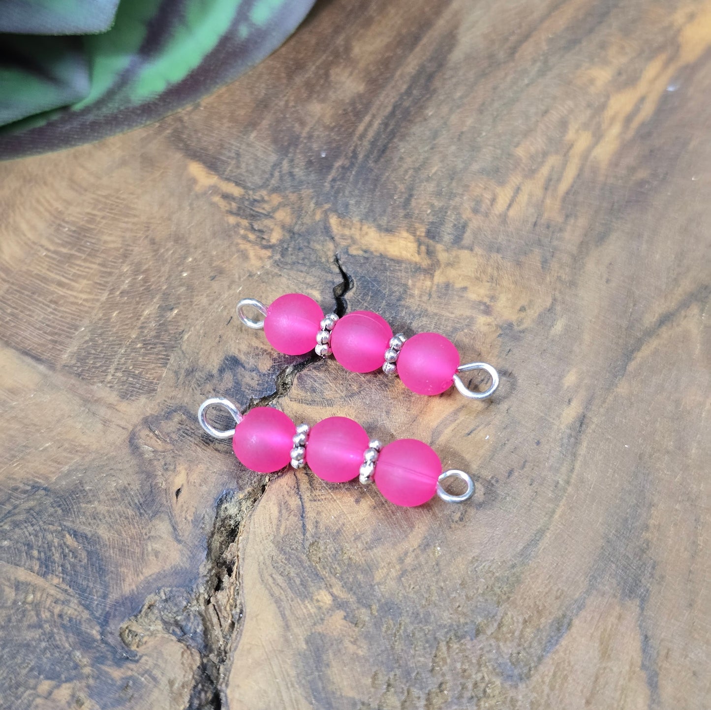 2 handgefertigte Schmuckverbinder, silberfarben mit pinken Acrylperlen, 27 mm – trendiges Zubehör für DIY-Armbänder, Ketten oder Ohrringe.