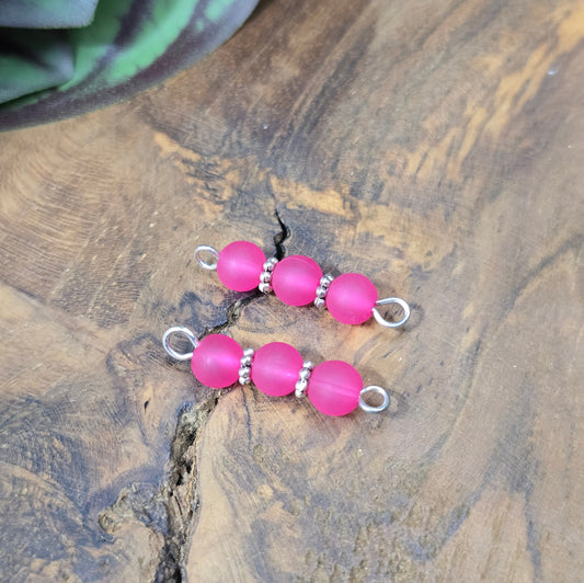 2 handgefertigte Schmuckverbinder, silberfarben mit pinken Acrylperlen, 27 mm – trendiges Zubehör für DIY-Armbänder, Ketten oder Ohrringe.